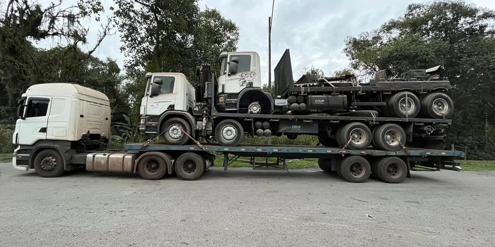 O transporte dos dois veículos estava sendo realizado de forma totalmente irregular