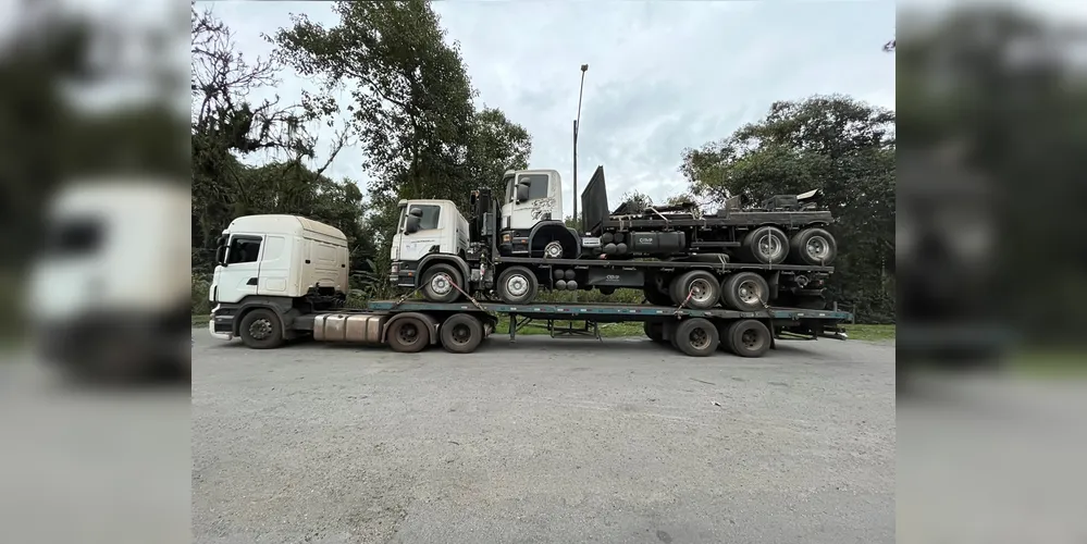 O transporte dos dois veículos estava sendo realizado de forma totalmente irregular