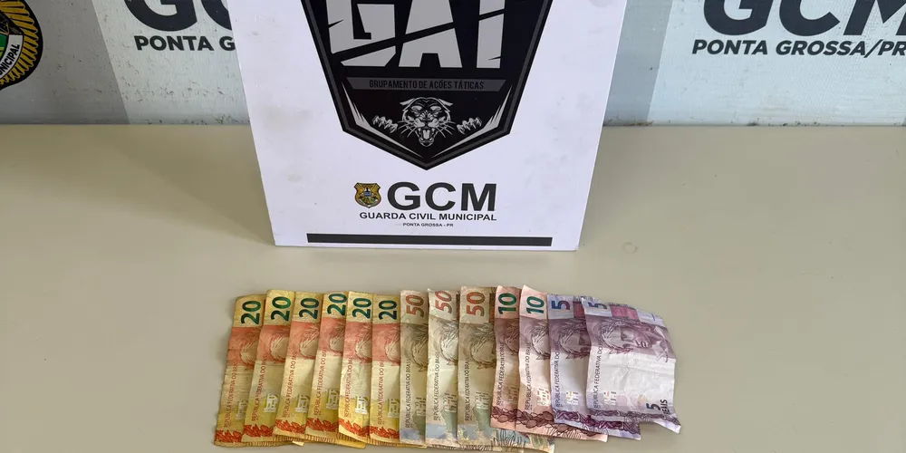 Equipe GAT Bravo apreendeu as substâncias e o dinheiro encontrado na casa.