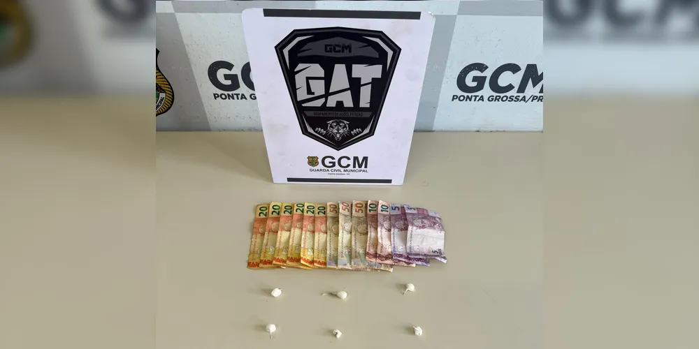 Equipe GAT Bravo apreendeu as substâncias e o dinheiro encontrado na casa.