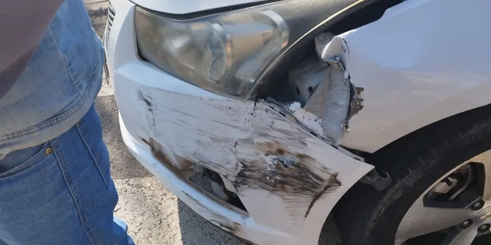 Um do carros teve o para-choque danificado