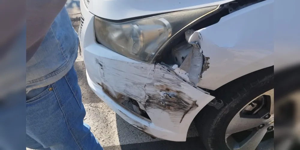 Um do carros teve o para-choque danificado
