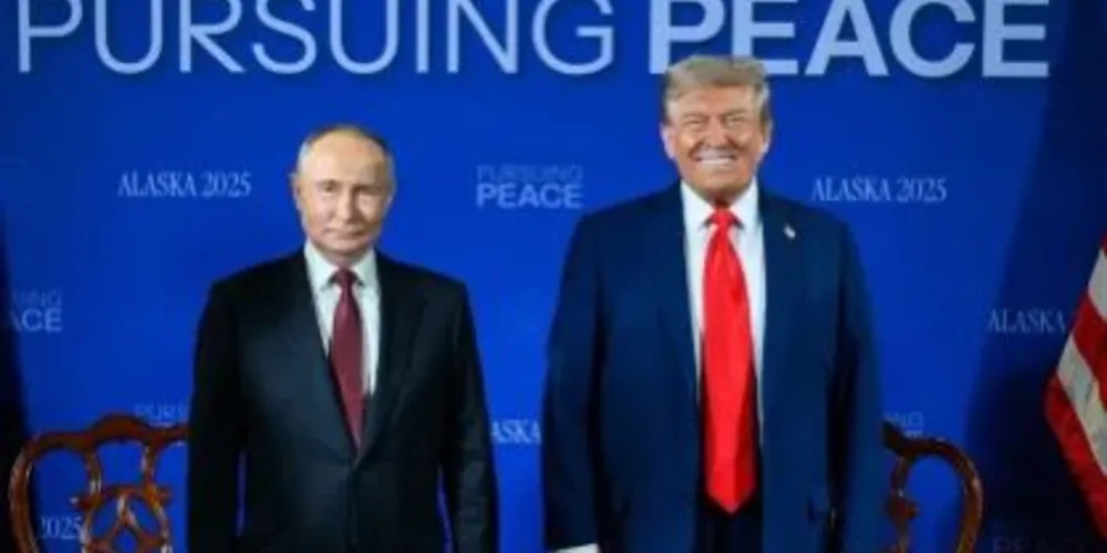 Vladimir Putin, presidente da Rússia e Donald Trump, presidente dos Estados Unidos, se encontram para reunião bilateral no Alasca