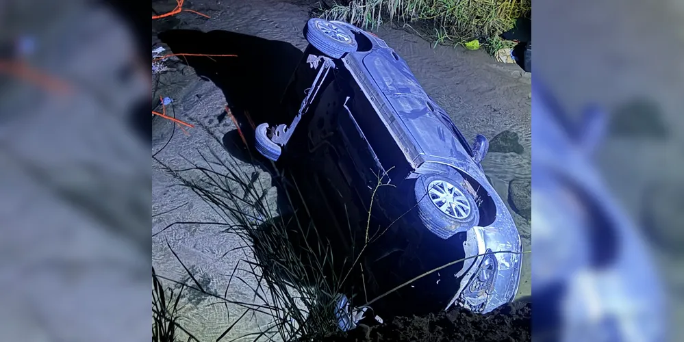 Veículo ficou de lado após cair em riacho