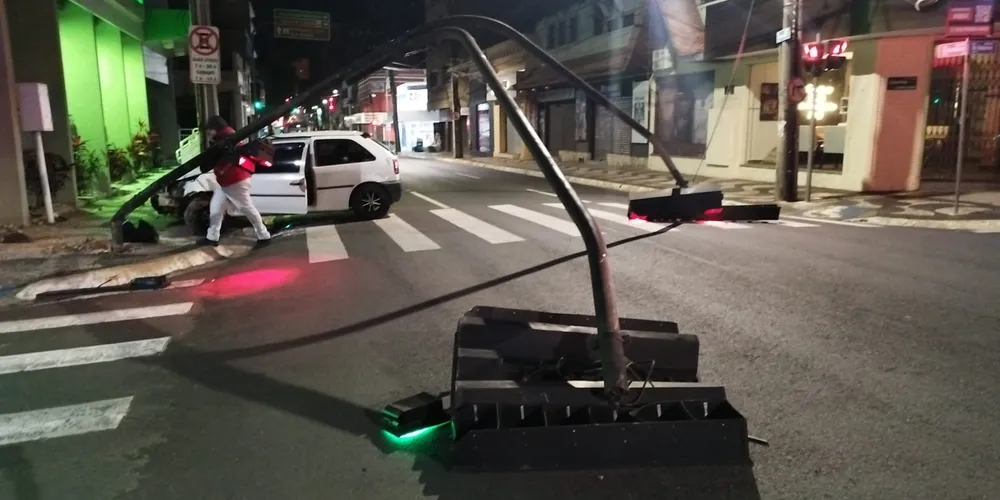 A equipe encaminhou o boletim de ocorrência, já que o condutor terá que ressarcir o valor pelo dano a estrutura