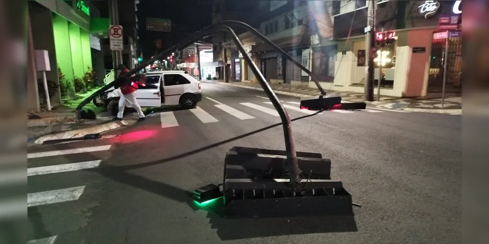 A equipe encaminhou o boletim de ocorrência, já que o condutor terá que ressarcir o valor pelo dano a estrutura