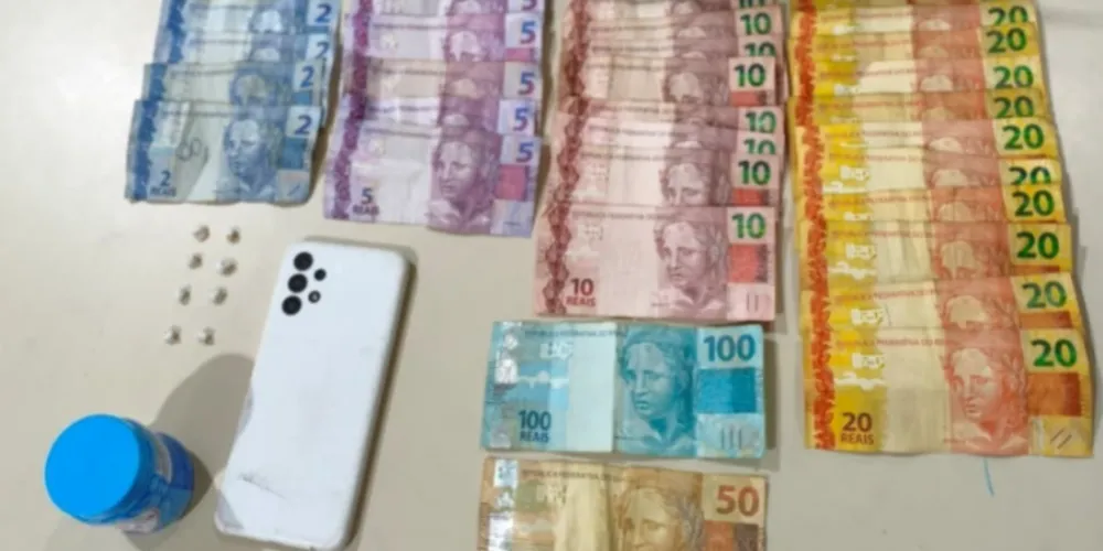 Um celular foi apreendido