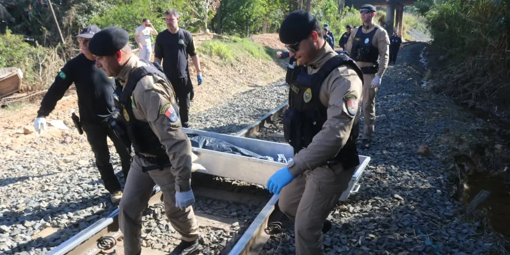 Equipe da Polícia Militar presente no local em que cadáver foi encontrado, na linha do trem.