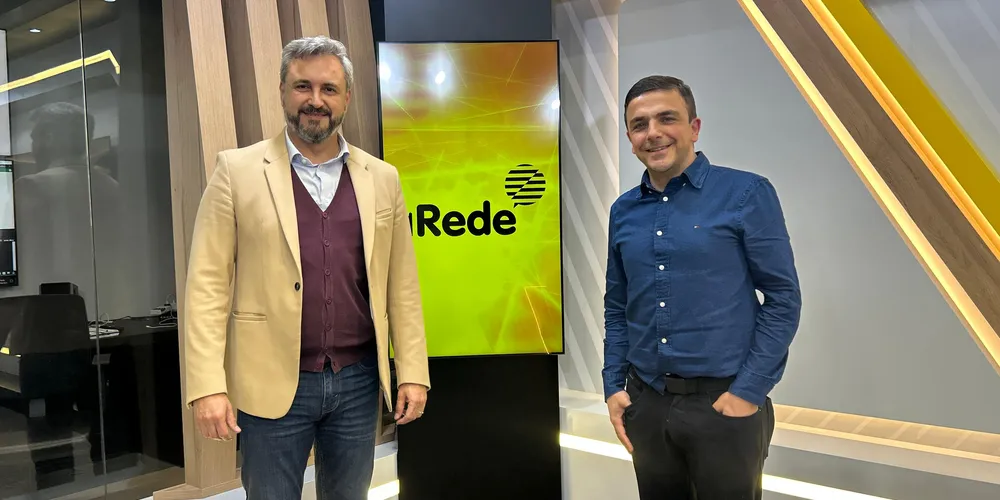 Os deputados estadual Fabio Oliveira (esquerda) e Aliel Machado (direita) estiveram presentes na sede do Grupo aRede na última sexta (16)