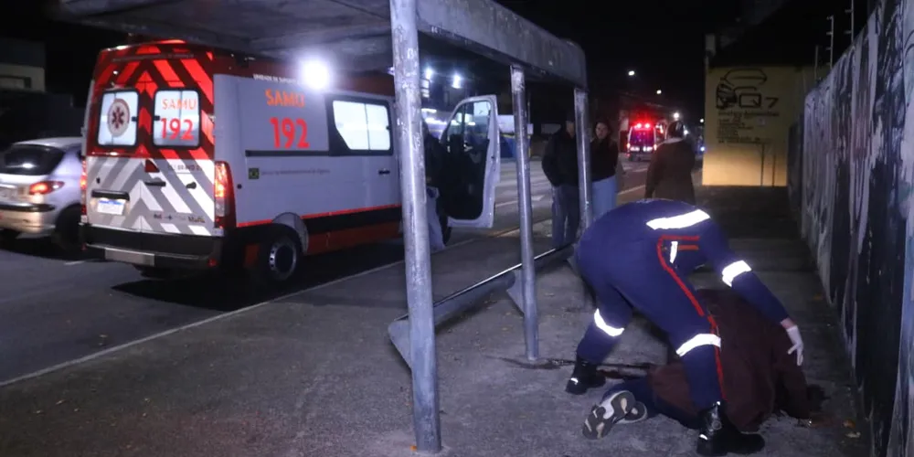 Mulher foi encontrada caída na avenida Carlos Cavalcanti