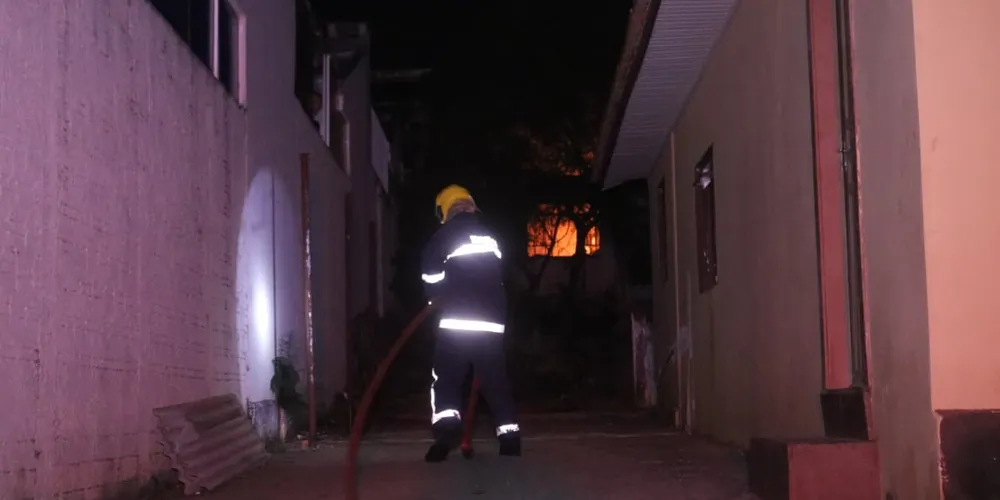 Casa foi destruída pelas chamas na noite dessa terça-feira