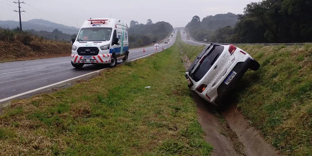 Automóvel ficou preso em canteiro da pista