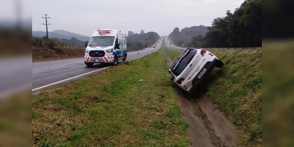 Automóvel ficou preso em canteiro da pista
