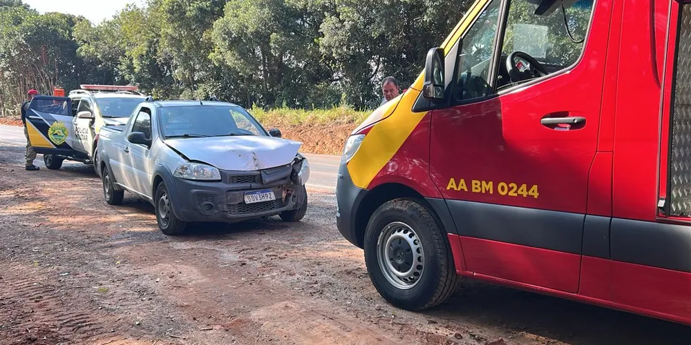 Três veículos colidiram na PR-151 durante ultrapassagem.