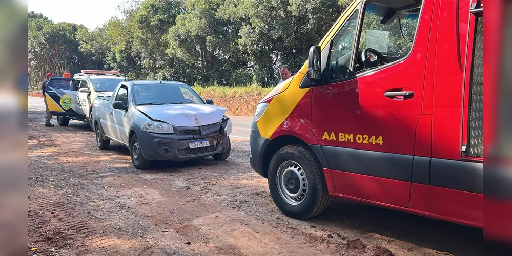 Três veículos colidiram na PR-151 durante ultrapassagem.