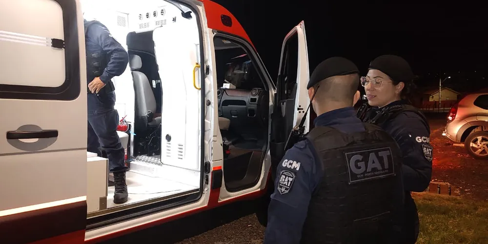 As equipes de socorro atenderam os ferimentos da mulher e do marido