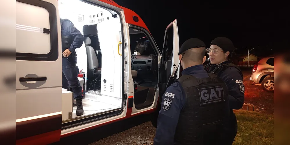 As equipes de socorro atenderam os ferimentos da mulher e do marido