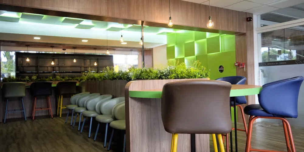 O espaço conta com ambiente climatizado, poltronas confortáveis, Wi-Fi, tomadas para carregamento de dispositivos eletrônicos e atendimento personalizado
