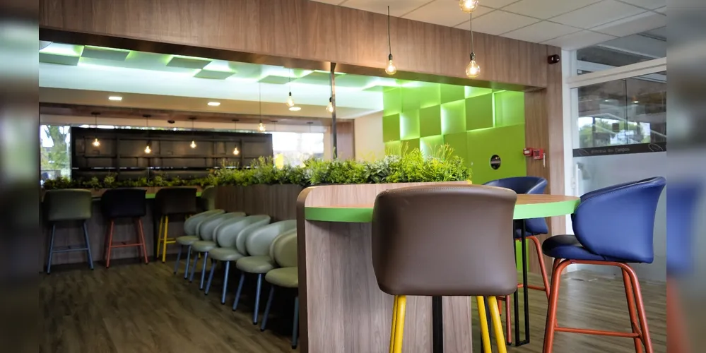 O espaço conta com ambiente climatizado, poltronas confortáveis, Wi-Fi, tomadas para carregamento de dispositivos eletrônicos e atendimento personalizado