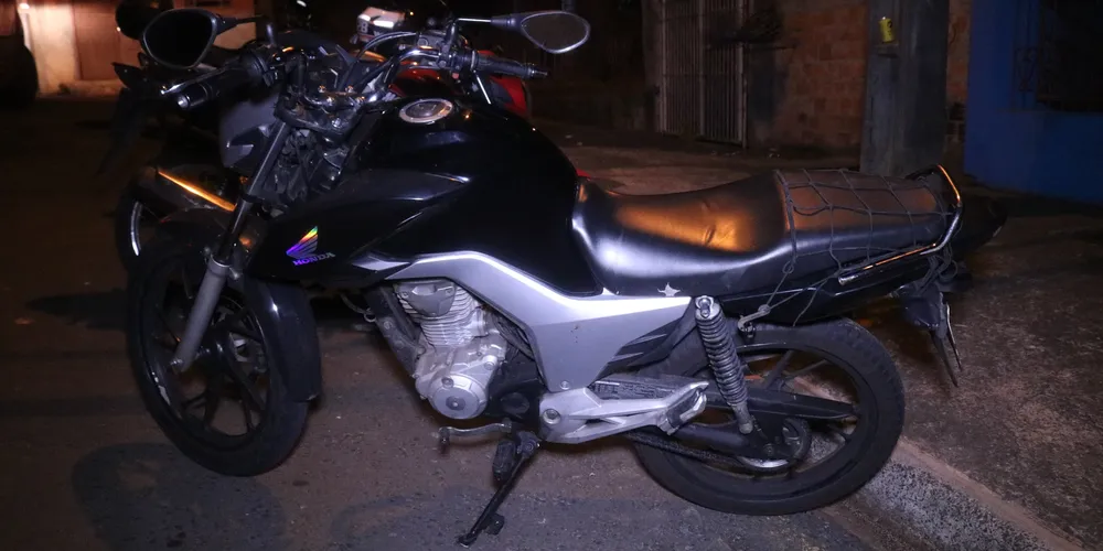 Moto foi atingida por carro no cruzamento entre rua Francisco Beltrão e rua Jeremias.