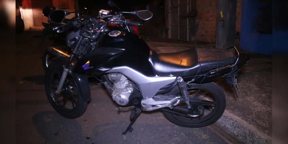 Moto foi atingida por carro no cruzamento entre rua Francisco Beltrão e rua Jeremias.