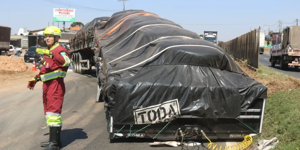 Carreta ficou atravessada no meio da via