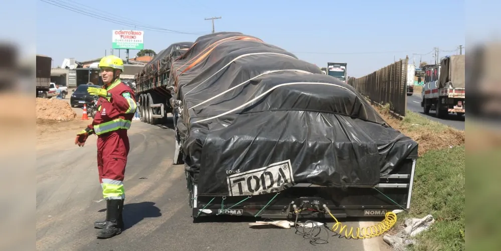 Carreta ficou atravessada no meio da via