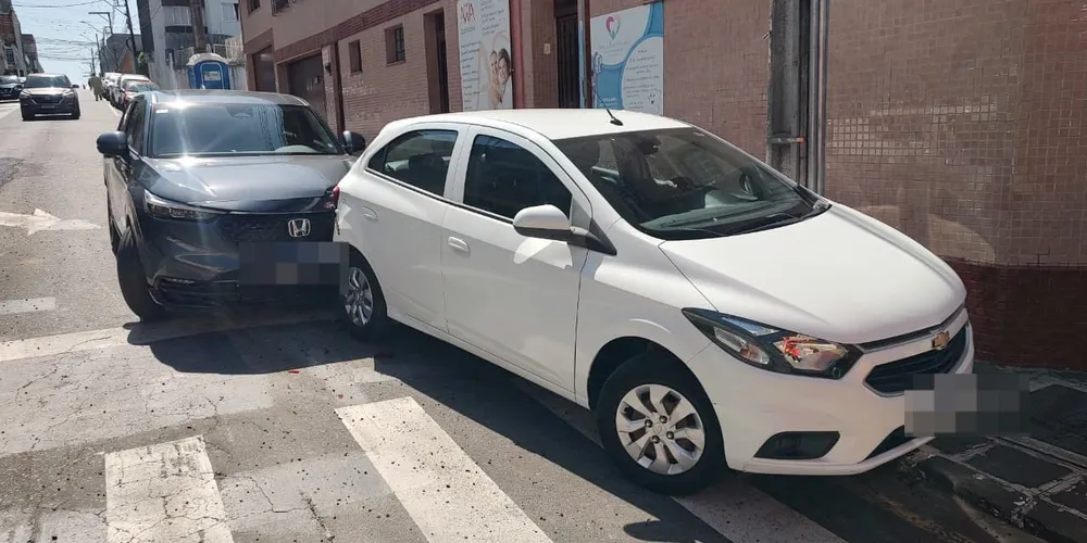 Carro estacionado sem freio de mão atropela motorista e bate em veículo da frente.