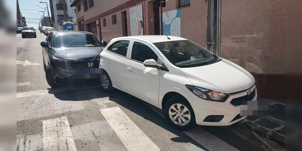 Carro estacionado sem freio de mão atropela motorista e bate em veículo da frente.