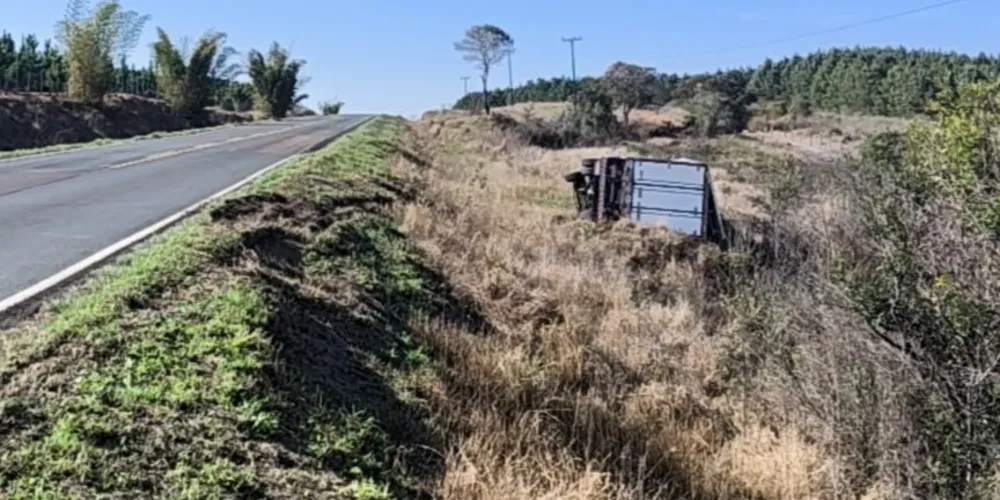 O condutor de 21 anos não sofreu nenhum ferimento, já o veículo teve danos materiais.