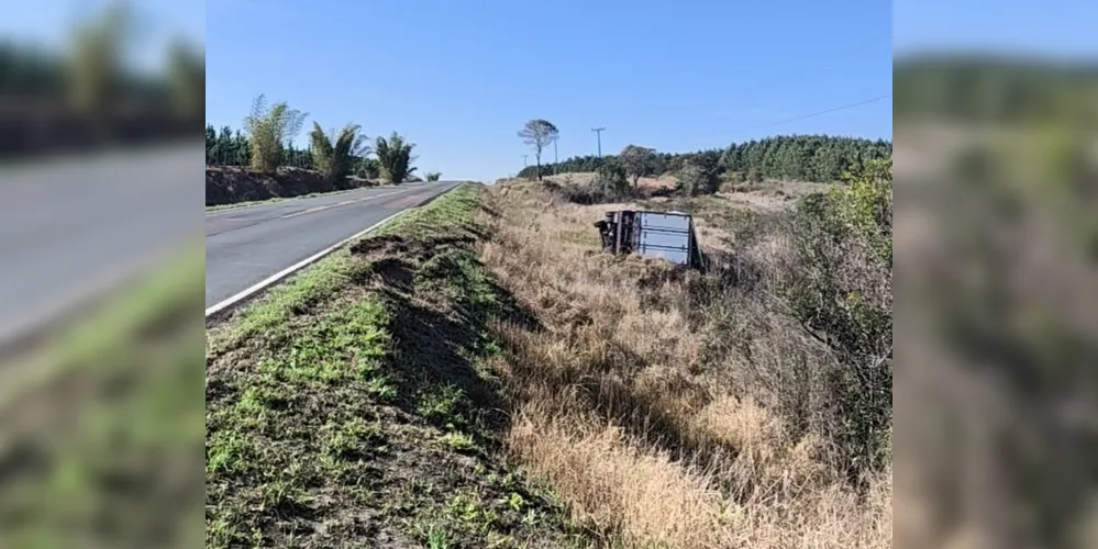 O condutor de 21 anos não sofreu nenhum ferimento, já o veículo teve danos materiais.
