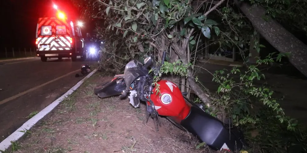 Moto foi arremessada em colisão; piloto não possui carteira de habilitação