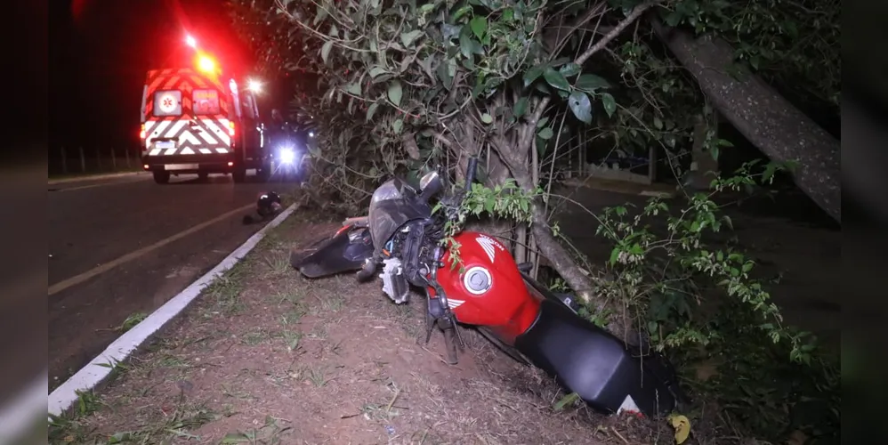 Moto foi arremessada em colisão; piloto não possui carteira de habilitação