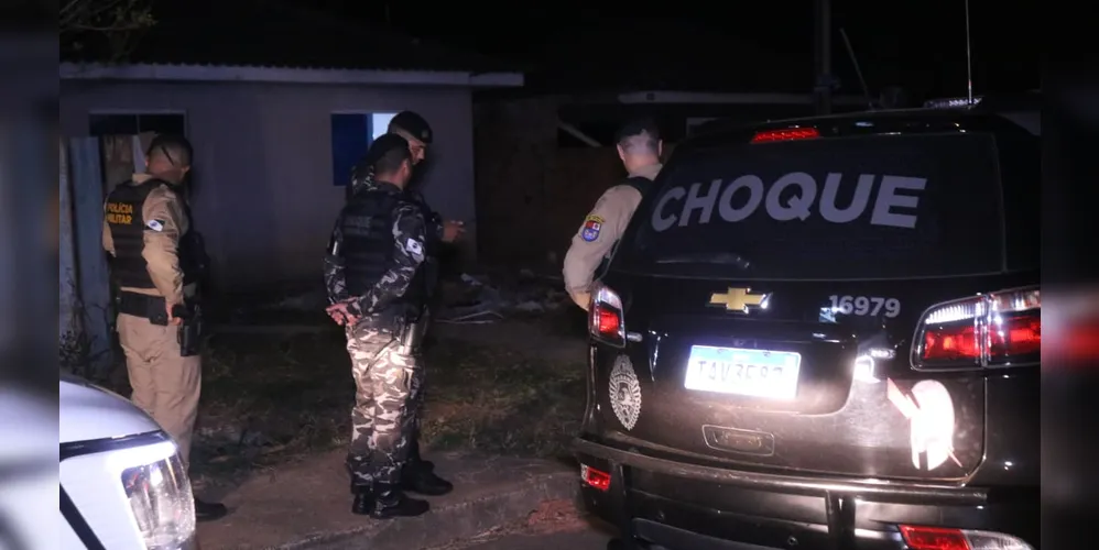 Morador afirma que atiradores se aproximaram pela janela.