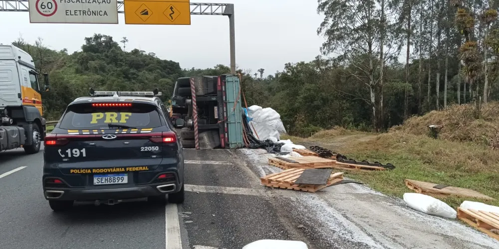 Caminhão tombado na BR-116