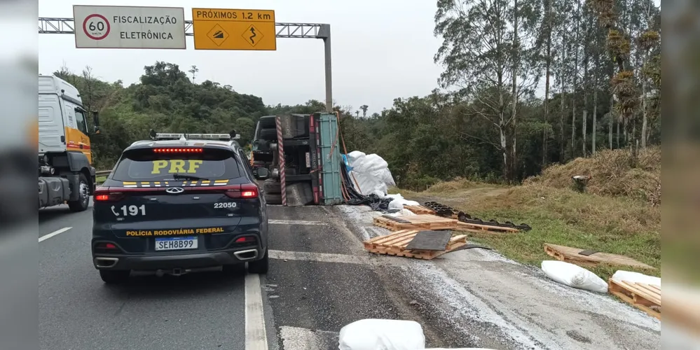 Caminhão tombado na BR-116