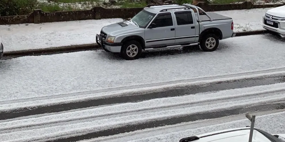 Ruas ficaram tomadas pelo gelo