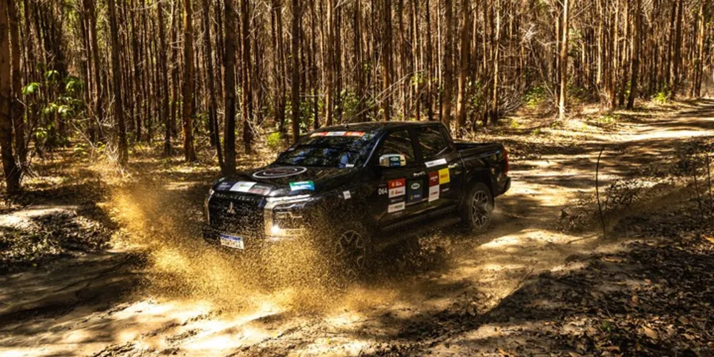 Veículo original Mitsubishi participando de um rally