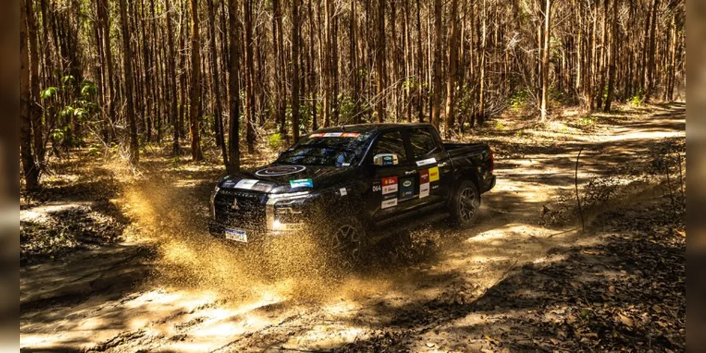 Veículo original Mitsubishi participando de um rally
