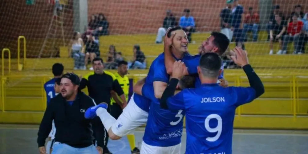 Jogadores comemorando a vaga na final