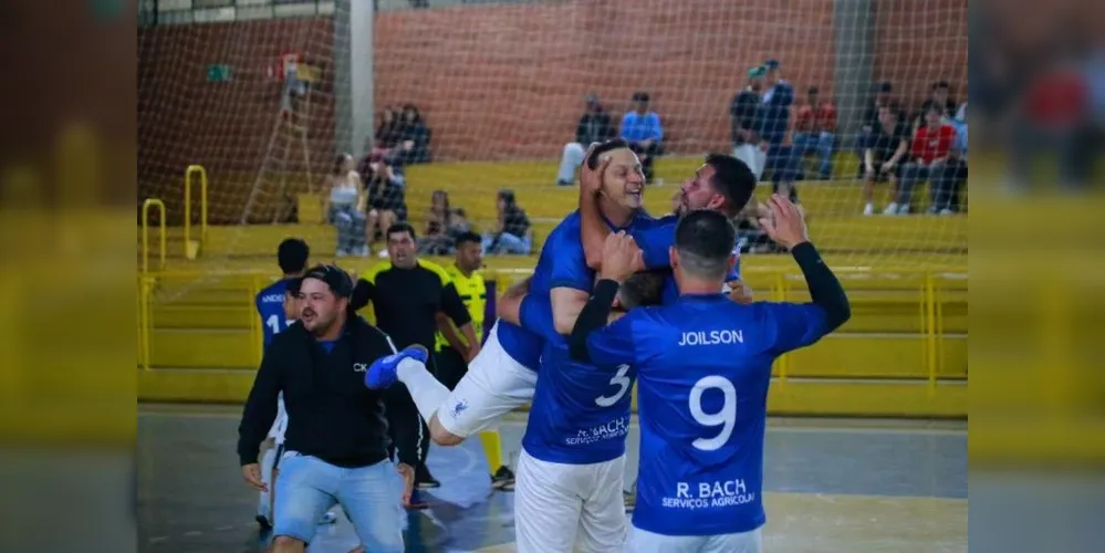 Jogadores comemorando a vaga na final