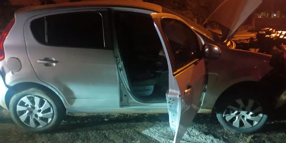 Carro colidiu contra a mureta em um viaduto, em Ponta Grossa