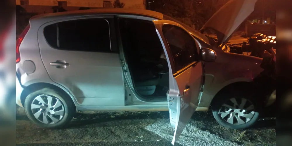 Carro colidiu contra a mureta em um viaduto, em Ponta Grossa