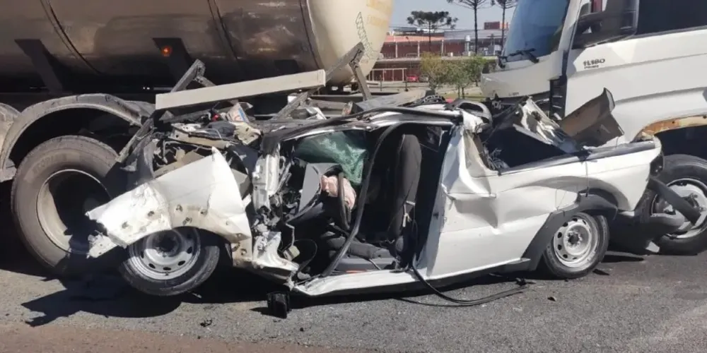 O carro fica prensado entre dois caminhões no contorno sul.