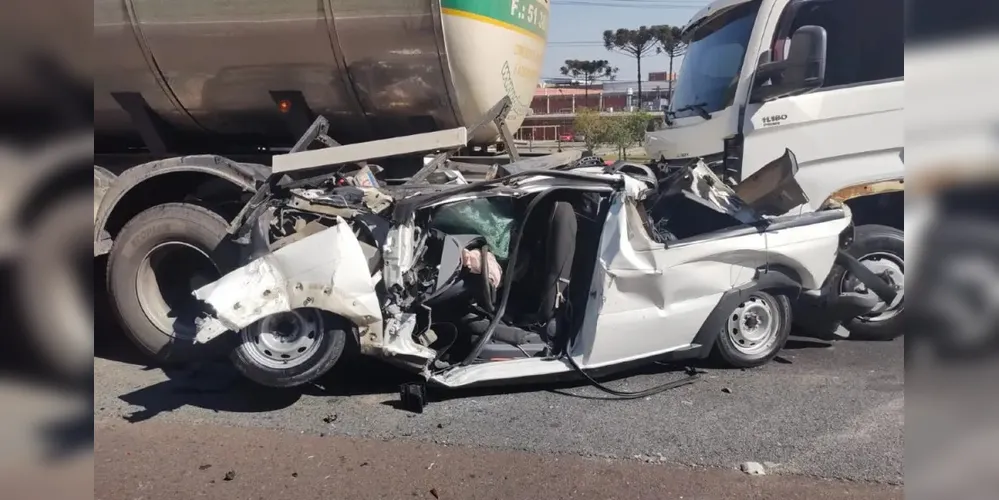 O carro fica prensado entre dois caminhões no contorno sul.