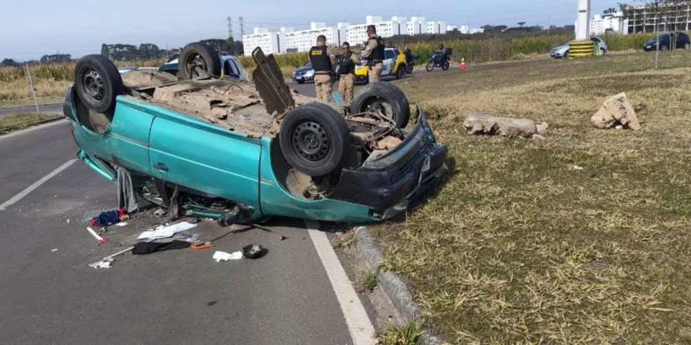 Motorista capota carro, abandona veículo e foge 'alterado' em São José dos Pinhais