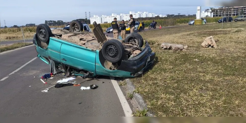 Motorista capota carro, abandona veículo e foge 'alterado' em São José dos Pinhais