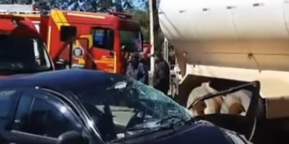 O veículo foi atingindo na lateral pelo caminhão enquanto tentava fazer o retorno na rotatória