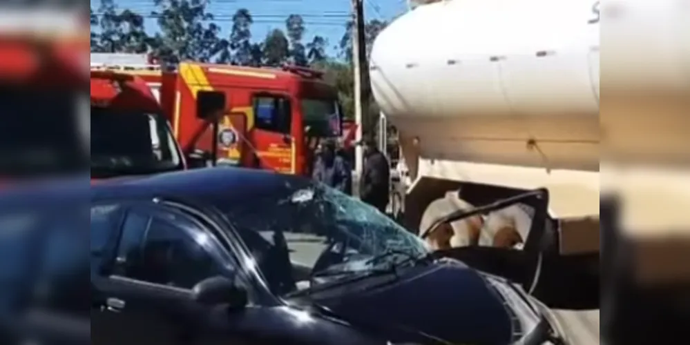 O veículo foi atingindo na lateral pelo caminhão enquanto tentava fazer o retorno na rotatória