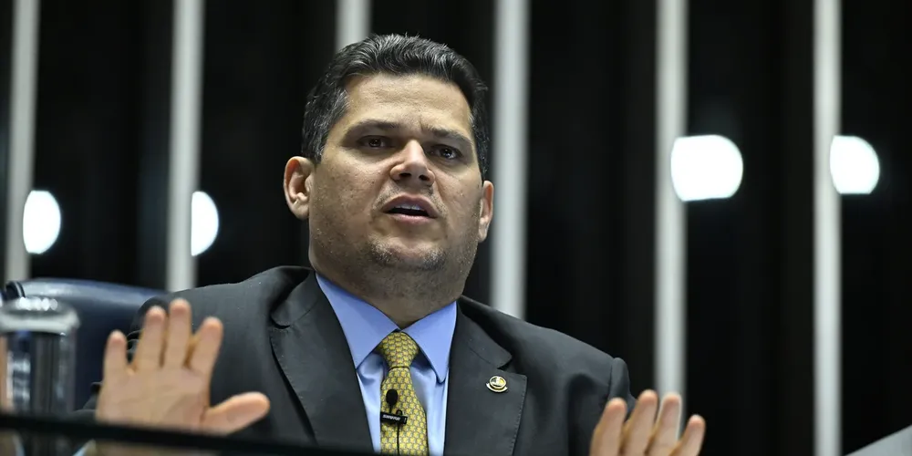 Postura de Alcolumbre foi elogiada